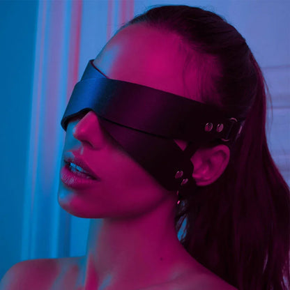 This eye mask is designed for ultimate relaxation and pleasure. Made with high-quality materials, it offers complete blackout for an intimate sensory experience. Let your inner desires run wild with this bondage mask.