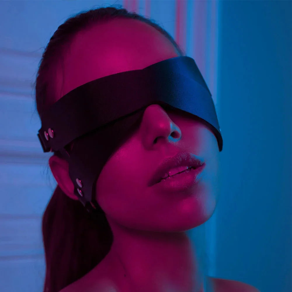 This eye mask is designed for ultimate relaxation and pleasure. Made with high-quality materials, it offers complete blackout for an intimate sensory experience. Let your inner desires run wild with this bondage mask.