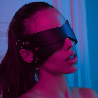 This eye mask is designed for ultimate relaxation and pleasure. Made with high-quality materials, it offers complete blackout for an intimate sensory experience. Let your inner desires run wild with this bondage mask.